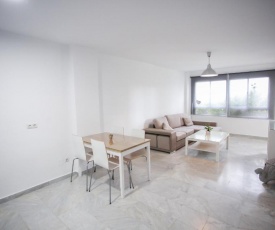 Apartamento en la Carihuela con Piscina y Parking, al lado de la Playa