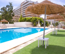 Apartamento en Playamar con terraza y piscina