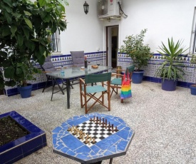 Casa Valientes B - Free private parking, patio, WiFi & AC