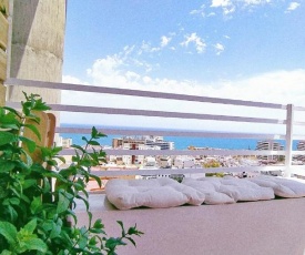 Centric flat level 17 with panoramic terrace overlooking the sea