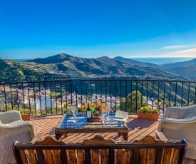 Casa Madre Tierra con jacuzzi piscina zona de barbacoa y preciosas vistas