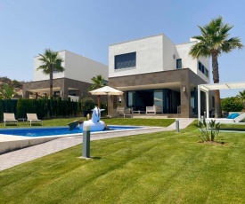 2254-Luxury villa with private pool and seaview