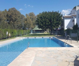 Precioso apartamento a pie de playa en la nueva Milla de Oro entre Estepona y Marbella