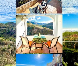 Apartamentos Axarquia 1, terraza privada con vistas a la montaña rio y al mar