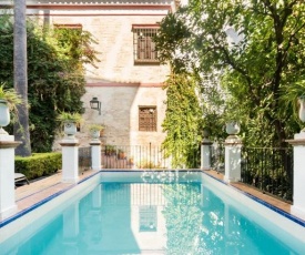 Casa Elvira, house with swimming pool and gardens close to the Cathedral and Alcazar Palace