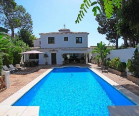 1102 Villa with pool ,lounge, BBQ ,direkt in Marbella