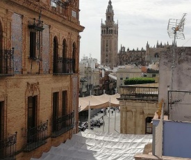 Duplex and terrace overlooking Giralda