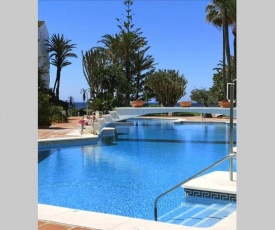 Amazing 3bedroom flat with seafront views & pool by SharingCo