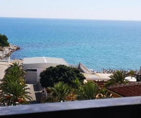 Primera línea de playa. Céntrico y soleado.