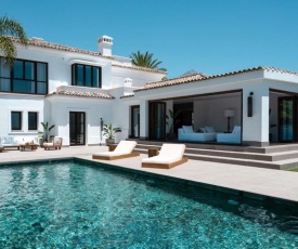 DESIGNER VILLA LUXURY CINEMA POOL VIEW NUEVA ANDALUCIa