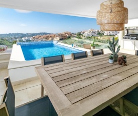 LMR- Luxury apartment, private pool, stunning view, families only,