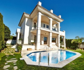 Marbella Villa Sleeps 10 with Pool Air Con and WiFi