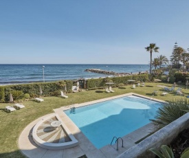 Seafront Apartment with 2 bedrooms in Puerto Banús