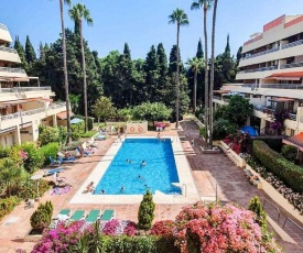 Spacious 3-bedroom apartment on the second line from the beach in the center of Marbella, in the Parque Marbella building.