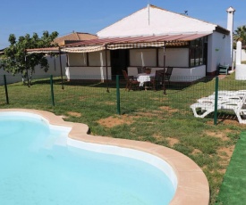 Chalet Beta con piscina y jardín